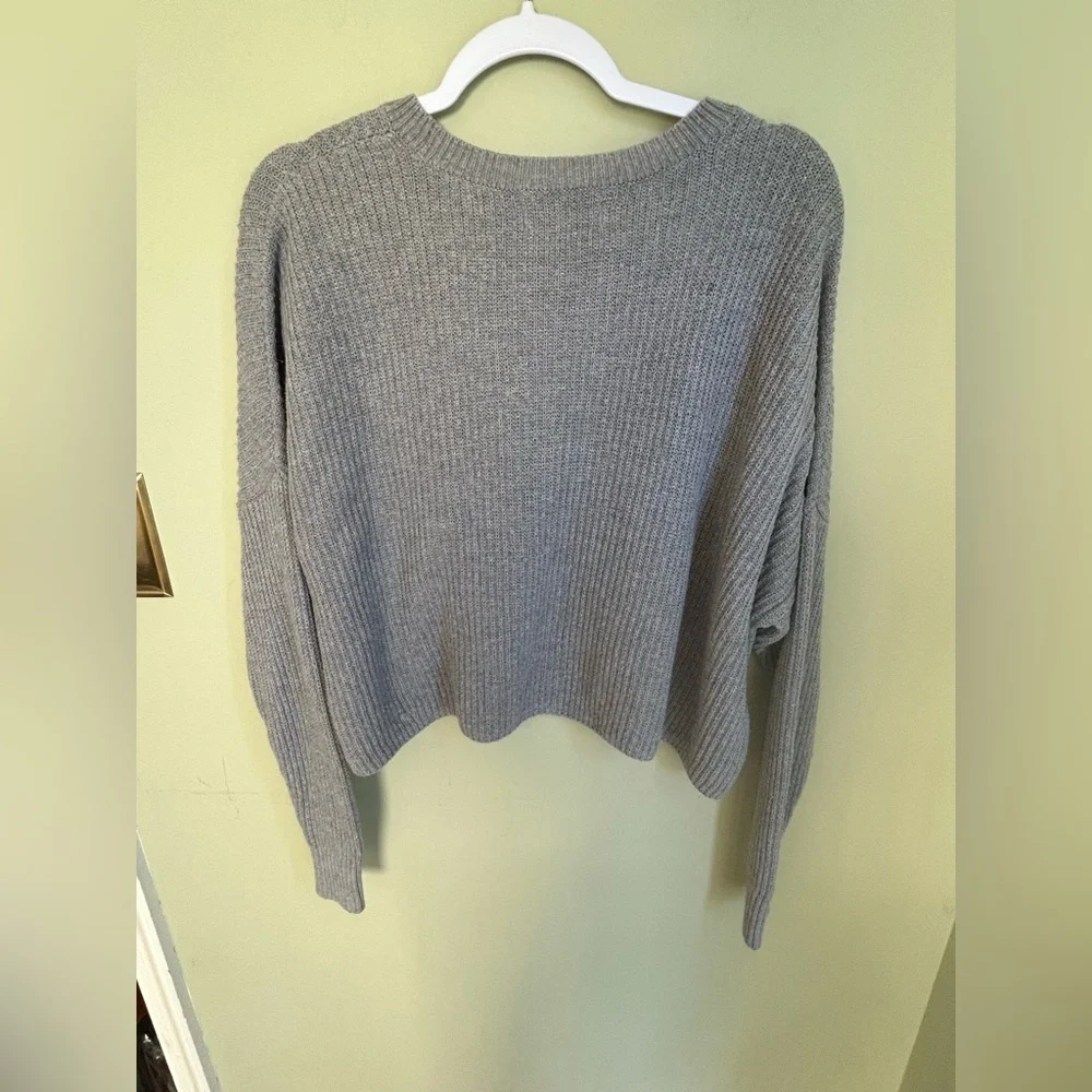 Hollister XS grey cropped knit sweater. Slouchy cut, dropped shoulder. Very nice